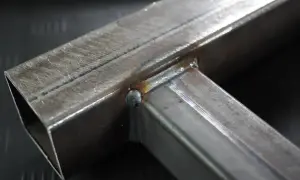 Solidne spawanie blachy, tworzące mocne połączenie dwóch metalowych profili.