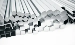 Srebrne stopy aluminium w różnych kształtach: okrągłe, kwadratowe, sześciokątne i rury.
