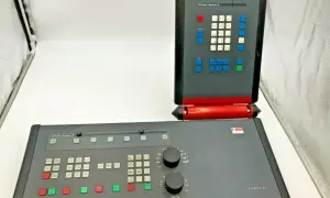 Panel sterowania GE Fanuc Series O, idealny do systemów linux cnc. Posiada klawiaturę numeryczną, przyciski funkcyjne i pokrętła.