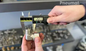 Precyzyjne pomiary to klucz do sukcesu. Zobacz, jak zmierzyć gwint za pomocą suwmiarki cyfrowej, uzyskując wynik 26,57 mm.