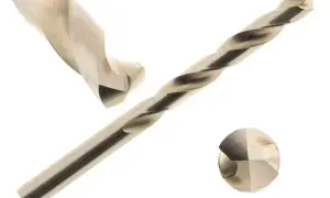Trzy metalowe wiertła, w tym jedno z widocznym czubkiem, gotowe do szybkiego cięcia.