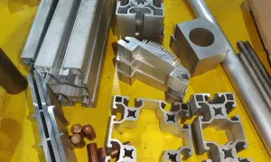 Różnorodne profile i kształtki z aluminium 6061, gotowe do budowy konstrukcji.