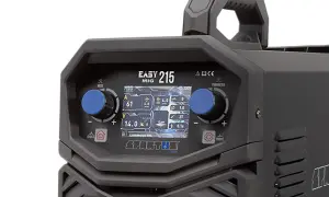 Spawarka spartus 215 z cyfrowym panelem sterowania. Wyświetla parametry spawania MIG, takie jak prąd, napięcie i średnica drutu.