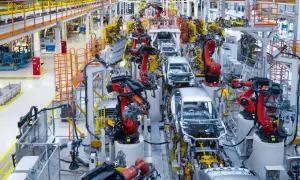 Linia produkcyjna Toyoty, gdzie roboty pracują nad montażem karoserii samochodowych, uosabiając filozofię kaizen.