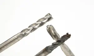 Wiertło i gwintowniki ze stali szybkotnącej (high speed steel) gotowe do pracy.