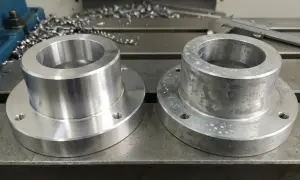 Dwa metalowe elementy, jeden lśniący po obróbce z użyciem chłodziwa do obróbki skrawaniem, drugi z nalotem.