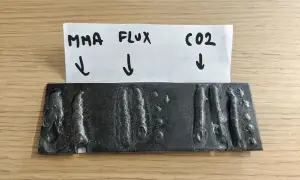 Porównanie spawania MMA, drutem samoosłonowym (FLUX) i CO2. Widać różnice w jakości spoin i obecności pęcherzy.