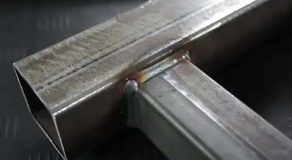 Solidne spawanie blachy, tworzące mocne połączenie dwóch metalowych profili.
