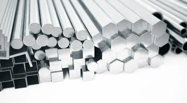 Srebrne stopy aluminium w różnych kształtach: okrągłe, kwadratowe, sześciokątne i rury.