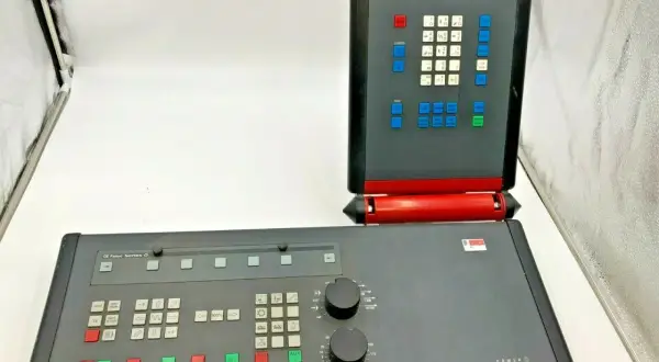 Panel sterowania GE Fanuc Series O, idealny do systemów linux cnc. Posiada klawiaturę numeryczną, przyciski funkcyjne i pokrętła.