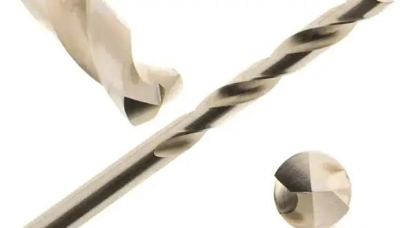 Trzy metalowe wiertła, w tym jedno z widocznym czubkiem, gotowe do szybkiego cięcia.