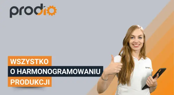 Uśmiechnięta kobieta pokazuje kciuk w górę obok napisu "Wszystko o harmonogramowaniu produkcji".