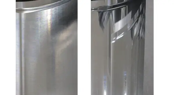 Dwa fragmenty aluminium: jeden z widocznymi śladami po polerowaniu, drugi idealnie gładki i lśniący.