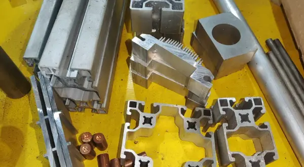 Różnorodne profile i kształtki z aluminium 6061, gotowe do budowy konstrukcji.