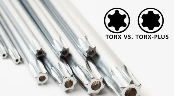 Różne rodzaje torx: standardowy i Torx-Plus, pokazane na zbliżeniu metalowych końcówek wkrętów.