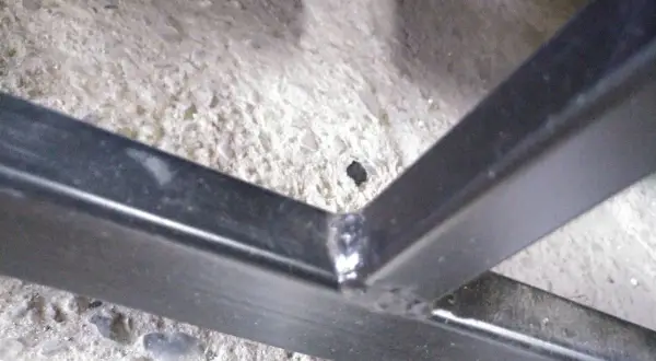 Solidne spawanie profili ocynkowanych, tworzące mocne połączenie konstrukcji metalowej na betonowym podłożu.