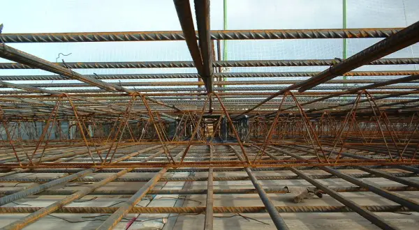 Siatka zbrojeniowa i stalowe pręty tworzą skomplikowaną konstrukcję, gotową do zalania betonem. To półfabrykat hutniczy, który wzmocni przyszły budynek.