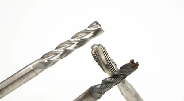 Wiertło i gwintowniki ze stali szybkotnącej (high speed steel) gotowe do pracy.