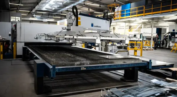 Nowoczesna maszyna do cięcia laserowego blach, przykład zaawansowanego procesu technologicznego.