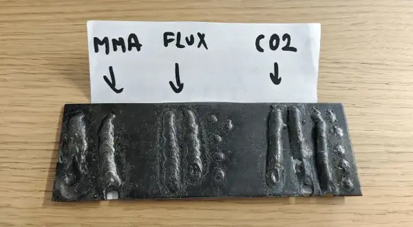 Porównanie spawania MMA, drutem samoosłonowym (FLUX) i CO2. Widać różnice w jakości spoin i obecności pęcherzy.