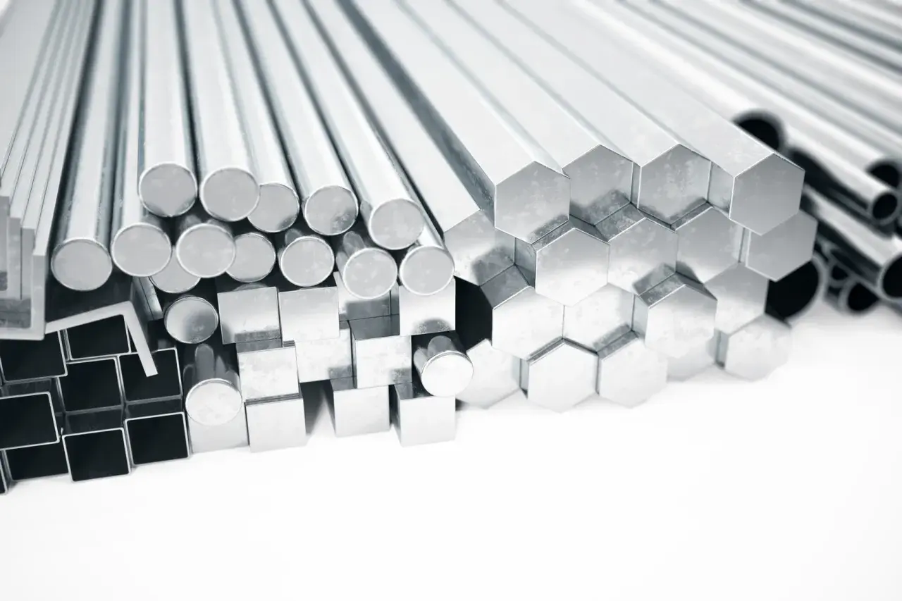 Srebrne stopy aluminium w różnych kształtach: okrągłe, kwadratowe, sześciokątne i rury.