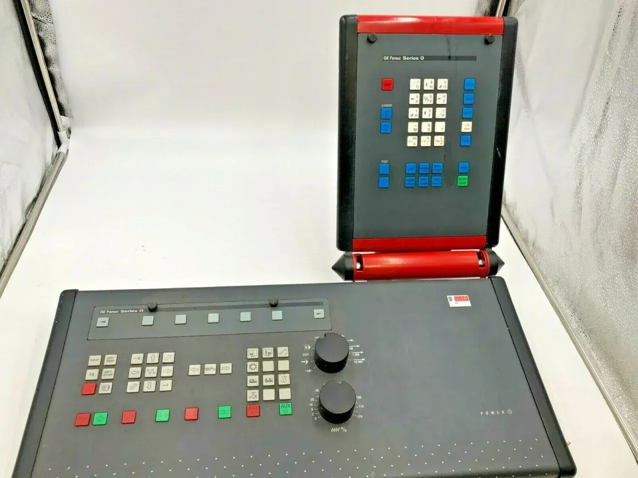 Panel sterowania GE Fanuc Series O, idealny do systemów linux cnc. Posiada klawiaturę numeryczną, przyciski funkcyjne i pokrętła.