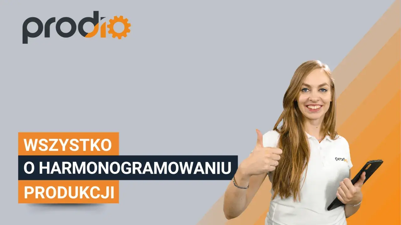 Uśmiechnięta kobieta pokazuje kciuk w górę obok napisu "Wszystko o harmonogramowaniu produkcji".
