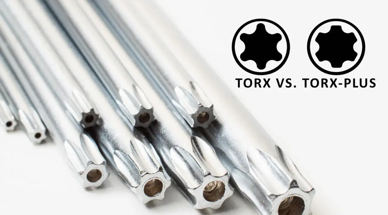 Różne rodzaje torx: standardowy i Torx-Plus, pokazane na zbliżeniu metalowych końcówek wkrętów.
