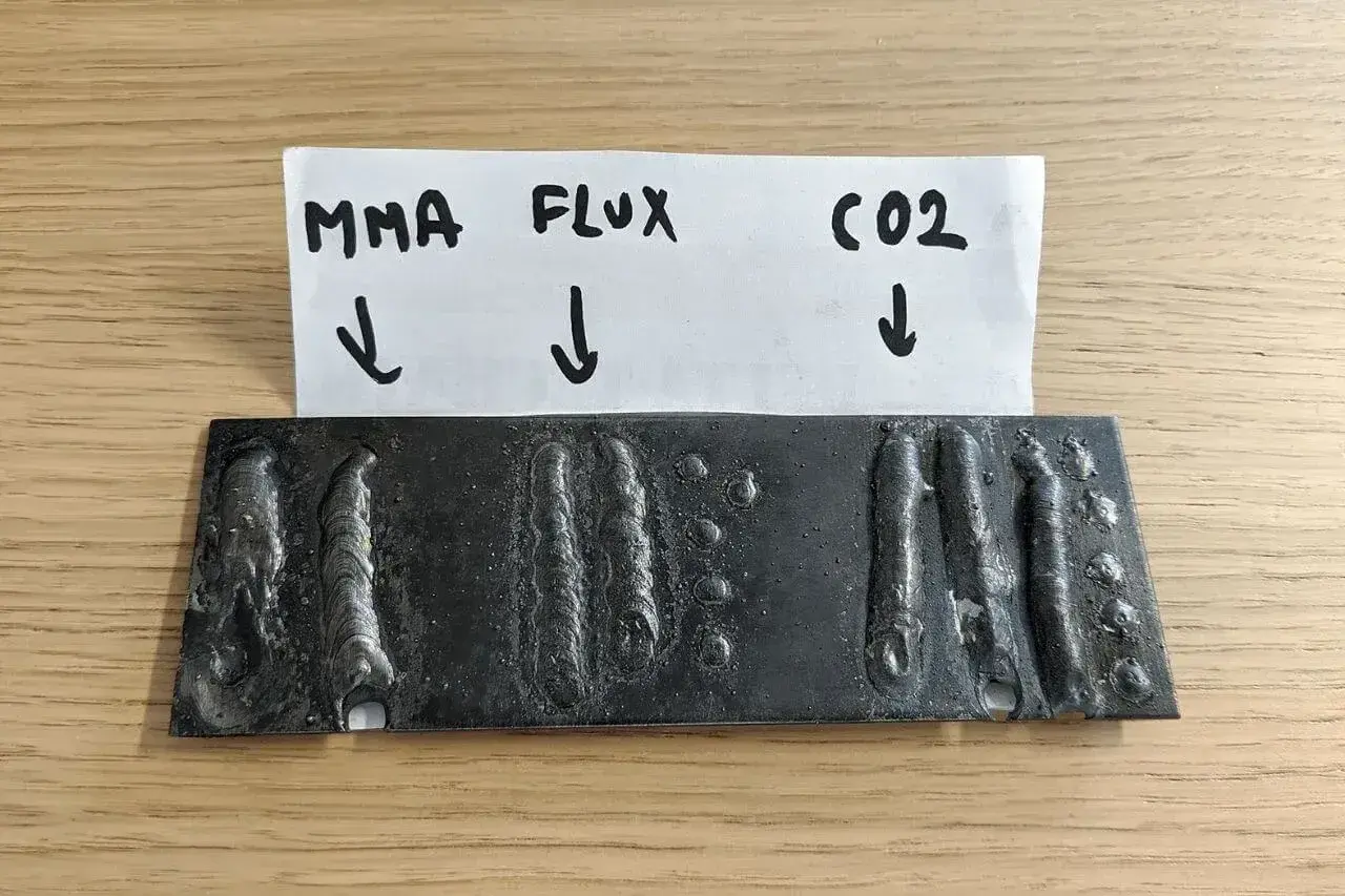 Porównanie spawania MMA, drutem samoosłonowym (FLUX) i CO2. Widać różnice w jakości spoin i obecności pęcherzy.
