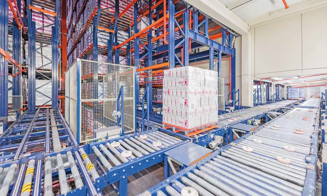 Automatyczny magazyn z paletami na taśmociągach. Nowoczesny transport technologiczny w akcji.