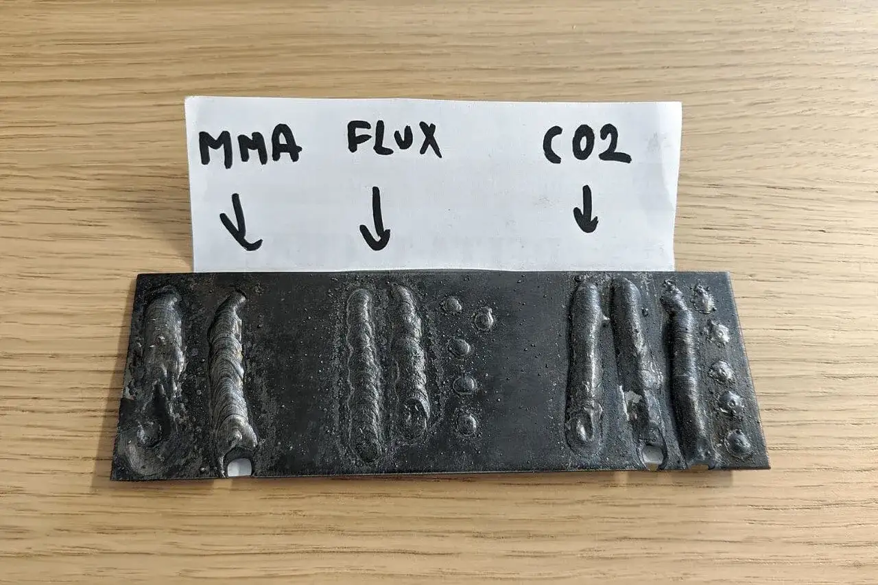 Porównanie spawania MMA, spawania drutem samoosłonowym (FLUX) i spawania CO2. Widać różnice w jakości spoin i obecności pęcherzy.