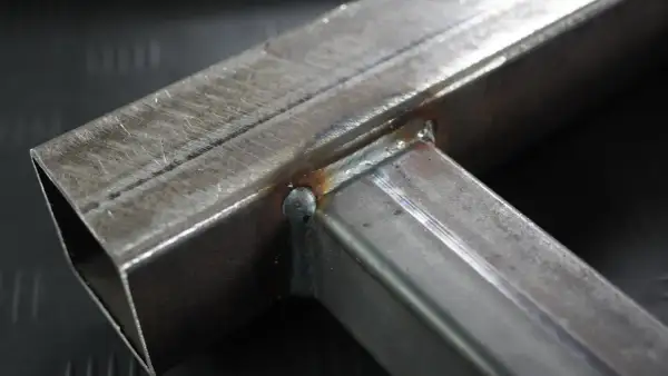 Solidne spawanie blachy, tworzące mocne połączenie dwóch metalowych profili.