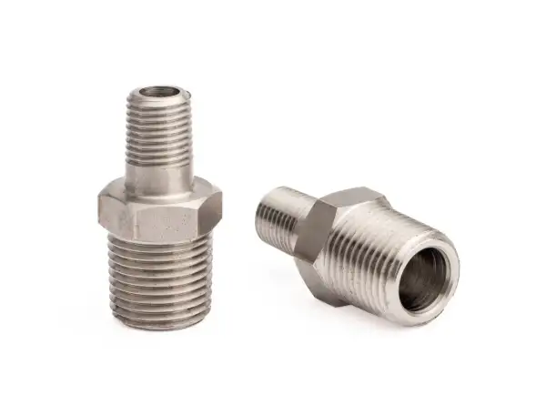 Dwa metalowe złączki hydrauliczne z gwintem 1 cal. Jedna stoi pionowo, druga leży.