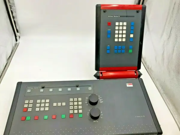 Panel sterowania GE Fanuc Series O, idealny do systemów linux cnc. Posiada klawiaturę numeryczną, przyciski funkcyjne i pokrętła.