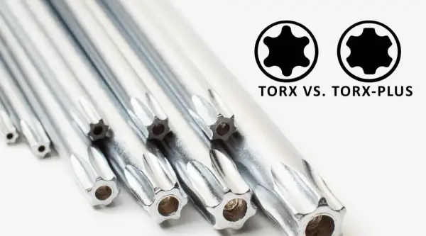 Różne rodzaje torx: standardowy i Torx-Plus, pokazane na zbliżeniu metalowych końcówek wkrętów.