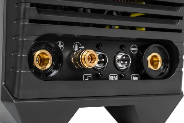 Złącza spawarki TIG Magnum THF 238 PRO AC/DC: gniazda prądowe, przyłącze gazu, złącze REM.